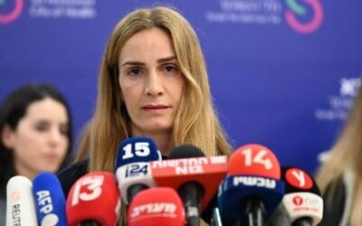 أفيطال ديكل تشين، التي أطلق سراح زوجها ساغي ديكل حين من الأسر في غزة بعد 498 يوما في 15 فبراير 2025، تتحدث إلى الصحافة في 16 فبراير، 2025. (Hostages Families Forum)