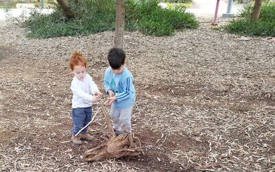 أوقات أكثر سعادة: هذه الصورة غير المؤرخة، يلعب يوآف أفيطال (على يمين الصورة) مع صديقه الراحل أريئل بيباس، الذي قُتل على يد مسلحي حماس في غزة. (Spokeswoman, Kibbutz Nir Oz)