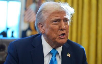 الرئيس الأمريكي دونالد ترامب يتحدث إلى الصحفيين أثناء توقيعه على أوامر تنفيذية في المكتب البيضاوي بالبيت الأبيض، 4 فبراير 2025، في واشنطن. (AP Photo/Evan Vucci)