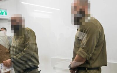 جنديا احتياط إسرائيليون يشتبه في اعتدائهم جنسيا على معتقل فلسطيني في مركز الاحتجاز "سديه تيمان" يحضران جلسة في المحكمة العسكرية في بيت ليد، 6 أغسطس،2024. (Miriam Alster/Flash90)