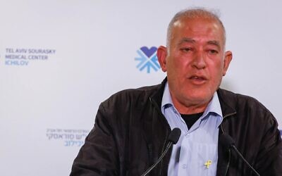 شعبان السيد يتحدث في مؤتمر صحفي في المركز الطبي سوراسكي - إيخيلوف في تل أبيب، في 23 فبراير، 2025، بعد إطلاق سراح ابنه هشام السيد من أسر حماس. (Yehoshua Yosef/Flash90)