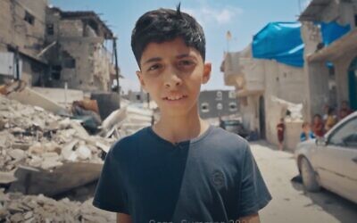 تظهر هذه اللقطة من مقطع دعائي لفيلم "غزة: كيفية البقاء على قيد الحياة في منطقة حرب" الراوي عبد الله اليازوري، الذي يشغل والده منصب نائب وزير في حكومة حركة حماس. (YouTube screenshot used in accordance with article 27a of the Copyright Law)