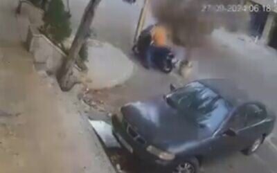 تصاعد الدخان من جراء سقوط قنبلة بحسب تقارير أثناء الغارة الجوية الإسرائيلية التي قتلت الأمين العام لحزب الله حسن نصر الله في بيروت، لبنان، 27 سبتمب، 2024. (Screen capture: X/Quds News Network, used in accordance with Clause 27a of the Copyright Law)