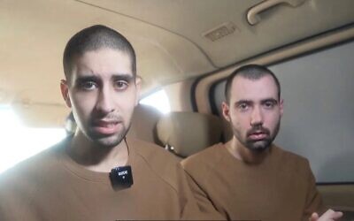 الرهينتان إيفياتار دافيد (على يسار الصورة) وغاي غلبواع دلال في مقطع فيديو دعائي لحماس تم تصويره في موقع ووقت مراسم إطلاق سراح ثلاثة رهائن آخرين في غزة، 22 فبراير، 2025. (Screenshot: Telegram