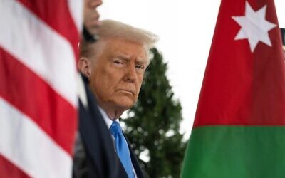 الرئيس الأمريكي دونالد ترامب ينتظر خارج الجناح الغربي قبل الترحيب بالملك عبد الله الثاني ملك الأردن في البيت الأبيض في واشنطن العاصمة، في 11 فبراير 2025. (Jim Watson / AFP)