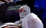 متظاهرون مناهضون لإسرائيل خارج جامعة كولومبيا، 14 مارس 2025. (Luke Tress/Times of Israel)