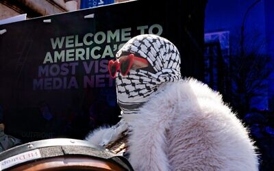 متظاهرون مناهضون لإسرائيل خارج جامعة كولومبيا، 14 مارس 2025. (Luke Tress/Times of Israel)