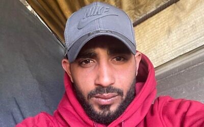 باسل القرعان، وهو مقيم مؤقت في إسرائيل تم ترحيله إلى غزة بعد أن قضى عقوبة سجن بسبب مخالفات مرورية، يلتقط صورة سيلفي في رفح في 5 مارس 2025. (Courtesy)