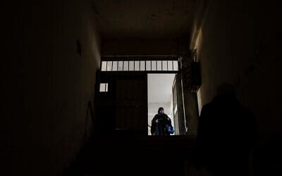 توضيحية: رجل سوري يتفقد غرف سجن صيدنايا شمال دمشق في 16 ديسمبر 2024. (Sameer Al-DOUMY / AFP)