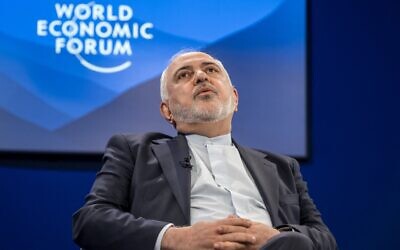 نائب الرئيس الإيراني للشؤون الاستراتيجية محمد جواد ظريف خلال الاجتماع السنوي للمنتدى الاقتصادي العالمي في دافوس في 22 يناير 2025. (FABRICE COFFRINI / AFP)