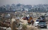 نازحون فلسطينيون يعبرون محور نتساريم أثناء توجههم إلى الأجزاء الشمالية من قطاع غزة في 9 فبراير، 2025. (Eyad BABA / AFP)