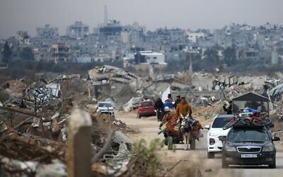نازحون فلسطينيون يعبرون محور نتساريم أثناء توجههم إلى الأجزاء الشمالية من قطاع غزة في 9 فبراير، 2025. (Eyad BABA / AFP)
