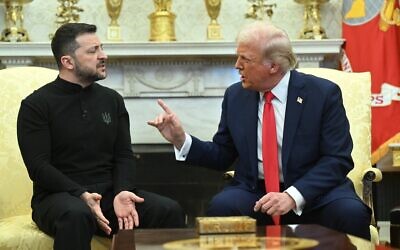 الرئيس الأمريكي دونالد ترامب والرئيس الأوكراني فولوديمير زيلينسكي أثناء لقائهما في المكتب البيضاوي بالبيت الأبيض في واشنطن العاصمة، 28 فبراير 2025. (SAUL LOEB / AFP)