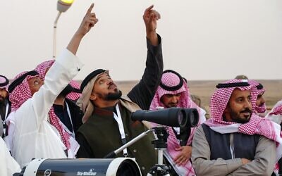 رجال سعوديون يحاولون رؤية هلال شهر رمضان، في مدينة حوطة سدير بجنوب السعودية، في 28 فبراير 2025. (Abdullah Emad / AFP)