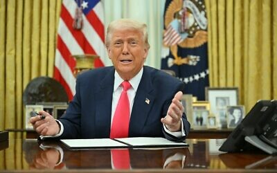 الرئيس الأمريكي دونالد ترامب يتحدث قبل التوقيع على أمر تنفيذي في المكتب البيضاوي بالبيت الأبيض في واشنطن، في 6 مارس 2025. (Mandel Ngan/AFP)