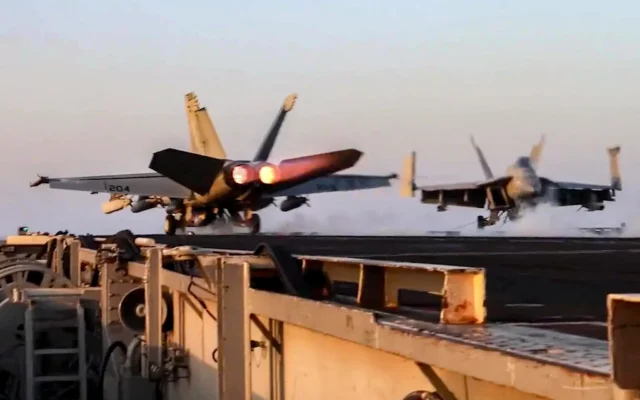 صورة مأخوذة من مقطع فيديو نشره القيادة المركزية الأمريكية (CENTCOM) في 15 مارس 2025، تظهر طائرة مقاتلة أمريكية من طراز F/A-18 تقلع من حاملة طائرات في البحر، وسط عمليات ضد الحوثيين في اليمن. (DVIDS / AFP) صورة مأخوذة من مقطع فيديو نشره القيادة المركزية الأمريكية (CENTCOM) في 15 مارس 2025، تظهر طائرة مقاتلة أمريكية من طراز F/A-18 تقلع من حاملة طائرات في البحر، وسط عمليات ضد الحوثيين في اليمن. (DVIDS / AFP)