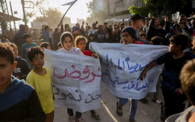 أطفال يحملون لافتات مكتوب عليها "نرفض نحن نموت"، خلال مظاهرة مناهضة لحماس تطالب بإنهاء الحرب، في بيت لاهيا، شمال قطاع غزة، 25 مارس 2025. (AFP)