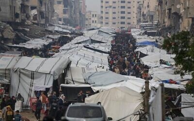 فلسطينيون يتسوقون في سوق الشيخ رضوان، غرب مدينة غزة، قبل الإفطار، خلال شهر رمضان المبارك، 3 مارس 2025. (AP Photo/Jehad Alshrafi)