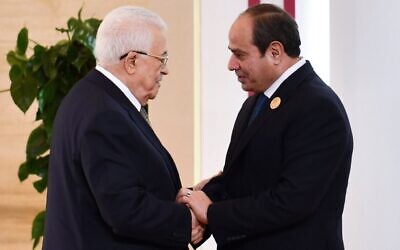 الرئيس المصري عبد الفتاح السيسي (يمين) يستقبل رئيس السلطة الفلسطينية محمود عباس خلال القمة العربية الطارئة في العاصمة الإدارية الجديدة بمصر، على مشارف القاهرة، 4 مارس، 2025. (Egyptian Presidency Media Office via AP)