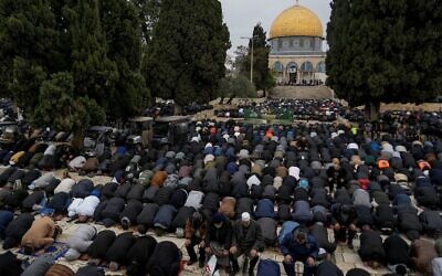مسلمون يؤدون صلاة الجمعة في حرم المسجد الأقصى في البلدة القديمة في القدس، خلال شهر رمضان المبارك، 7 مارس/آذار 2025. (AP Photo/Mahmoud Illean)