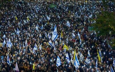 مظاهرة تطالب بالإفراج الفوري عن الرهائن الذين تحتجزهم حماس في قطاع غزة وضد إقالة رئيس الشاباك والمستشارة القضائية، في تل أبيب، إسرائيل، 22 مارس 2025. (AP/Ohad Zwigenberg)