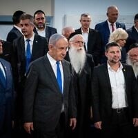 رئيس الوزراء بنيامين نتنياهو (الثاني من اليسار) يلتقط صورة مع مجلس وزرائه في متحف بلدان الكتاب بالقدس في 5 يونيو 2024. (Yonatan Sindel/Flash90)