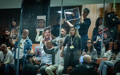 عائلات ثكلى وعائلات الرهائن والناجين من مذبحة السابع من أكتوبر خلال حديث رئيس الوزراء بنيامين نتنياهو في مناقشة في الكنيست، في 3 مارس 2025. (Chaim Goldberg/Flash90)