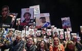 إسرائيليون يتظاهرون للمطالبة بالتوصل لصفقة لإعادة الرهائن من غزة، في ساحة الرهائن في تل أبيب، 8 مارس 2025. (Avshalom Sassoni/Flash90)