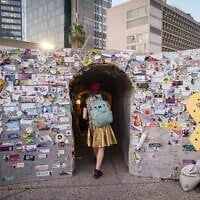 زوار في ساحة الرهائن في تل أبيب. 13 مارس 2025. (Avshalom Sassoni/Flash90)