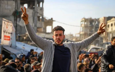 فلسطينيون يشاركون في مظاهرة مناهضة لحماس، تدعو إلى إنهاء الحرب مع إسرائيل، في بيت لاهيا في شمال قطاع غزة، 26 مارس، 2025. (Flash90)