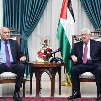 رئيس السلطة الفلسطينية محمود عباس يجتمع مع جبريل الرجوب، رئيس الاتحاد الفلسطيني لكرة القدم، في مدينة رام الله بالضفة الغربية في 7 يونيو 2018. (Thaer Ganaim/APA Images/ZUMA Wire/Alamy Live News)