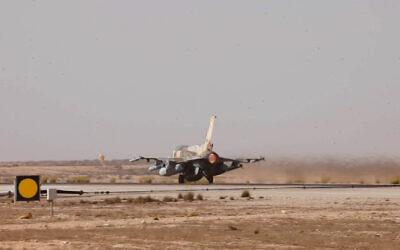 مقاتلة إسرائيلية من طراز F-16 تقلع لشن غارات جوية ضد الحوثيين المدعومين من إيران في اليمن، 26 ديسمبر 2024. (IDF)