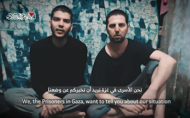 الرهينتان يوسف حاييم أوحانا (يسار) وإلكانا بوحبوط في شريط فيديو دعائي نشرته حماس في 24 مارس 2025. (Screenshot) الرهينتان يوسف حاييم أوحانا (يسار) وإلكانا بوحبوط في شريط فيديو دعائي نشرته حماس في 24 مارس 2025. (Screenshot)