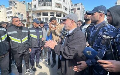 محمود أبو وطفة مدير عام وزارة الداخلية التابعة لحماس، برفقة عناصر شرطة حماس في غزة في مارس 2025. (Used in accordance with Clause 27a of the Copyright Law)