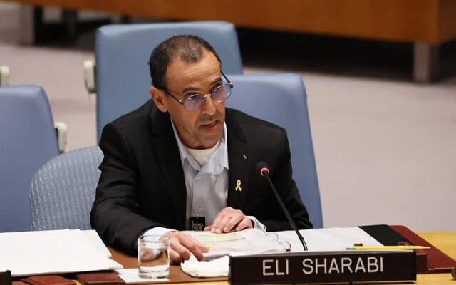 الرهينة السابق إيلي شرعبي يتحدث خلال اجتماع لمجلس الأمن التابع للأمم المتحدة ويروي الفترة التي قضاها في أسر حماس في غزة في 20 مارس، 2025 في مدينة نيويورك. (Michael M. Santiago/Getty Images/AFP) الرهينة السابق إيلي شرعبي يتحدث خلال اجتماع لمجلس الأمن التابع للأمم المتحدة ويروي الفترة التي قضاها في أسر حماس في غزة في 20 مارس، 2025 في مدينة نيويورك. (Michael M. Santiago/Getty Images/AFP)