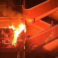 فلسطينيون يحاولون إخماد حريق في قسم الطوارئ في مستشفى ناصر بعد تعرضه لغارة جوية إسرائيلية في خان يونس جنوب قطاع غزة في 23 مارس، 2025.(AFP)
