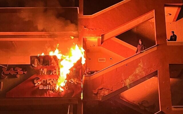 فلسطينيون يحاولون إخماد حريق في قسم الطوارئ في مستشفى ناصر بعد تعرضه لغارة جوية إسرائيلية في خان يونس جنوب قطاع غزة في 23 مارس، 2025.(AFP) فلسطينيون يحاولون إخماد حريق في قسم الطوارئ في مستشفى ناصر بعد تعرضه لغارة جوية إسرائيلية في خان يونس جنوب قطاع غزة في 23 مارس، 2025.(AFP)