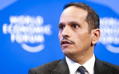 رئيس الوزراء القطري محمد بن عبد الرحمن آل ثاني يتحدث على هامش الاجتماع السنوي الخامس والخمسين للمنتدى الاقتصادي العالمي في دافوس في 21 يناير، 2025. (MICHAEL BUHOLZER / POOL / AFP)