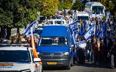 إسرائيليون يقفون على جانب الطريق لموكب جنازة الرهينة المقتول شلومو منصور في ريشون لتسيون في 2 مارس 2025. (Yonatan Sindel/Flash90)