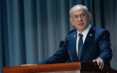 رئيس الوزراء بنيامين نتنياهو في المركز الدولي للمؤتمرات في القدس، 27 مارس، 2025. (Yonatan Sindel/Flash90)