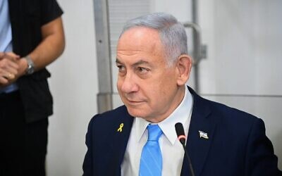 رئيس الوزراء بنيامين نتنياهو في المحكمة المركزية في تل أبيب في اليوم السابع عشر من شهادته في محاكمته بتهم فساد، 12 مارس، 2025. (Yair Sagi/POOL)