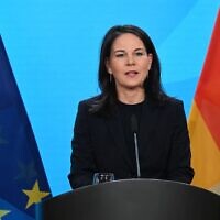 وزيرة الخارجية الألمانية أنالينا بيربوك تدلي ببيان صحفي بشأن دعم أوكرانيا، في وزارة الخارجية في برلين في 1 مارس، 2025. (RALF HIRSCHBERGER / AFP)
