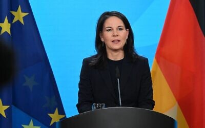 وزيرة الخارجية الألمانية أنالينا بيربوك تدلي ببيان صحفي بشأن دعم أوكرانيا، في وزارة الخارجية في برلين في 1 مارس، 2025. (RALF HIRSCHBERGER / AFP)
