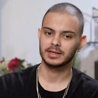 الرهينة المحرر عمر فينكرت يتحدث مع أخبار القناة 12 في مقابلة بُثت في 11 مارس 2025. (Channel 12 screenshot used in accordance with article 27a of the Copyright Law)