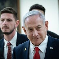 رئيس الوزراء بنيامين نتنياهو خارج مكتبه في الكنيست في القدس، 3 مارس، 2025. (Chaim Goldberg/Flash90)