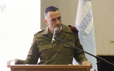 رئيس أركان جيش الدفاع الإسرائيلي اللفتنانت جنرال هرتسي هليفي يتحدث في مؤتمر للجيش، 24 فبراير، 2025. (Screenshot: Israel Defense Forces)