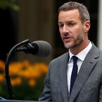 أرشيف:  آدم بوهلر يتحدث في حديقة الورود بالبيت الأبيض، 14 أبريل، 2020، في واشنطن. (AP Photo/Alex Brandon, File)