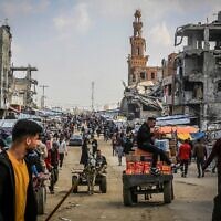 فلسطينيون يتسوقون لشراء الطعام في السوق في خان يونس جنوب قطاع غزة، 8 مارس، 2025. (Abed Rahim Khatib/Flash90)