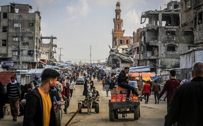 فلسطينيون يتسوقون لشراء الطعام في السوق في خان يونس جنوب قطاع غزة، 8 مارس، 2025. (Abed Rahim Khatib/Flash90)