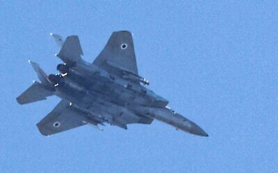 توضيحية: طائرة مقاتلة إسرائيلية من طراز F-15 إيغل تحلّق فوق حيفا، 24 سبتمبر 2024. (Jack Guez/AFP)